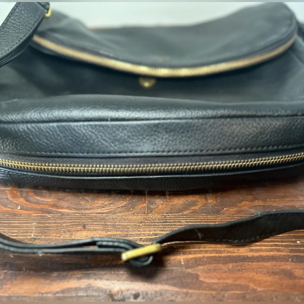 Fossil Vintage Shoulder Bag Black Leather Long Shoulder Strap Pockets Expandable